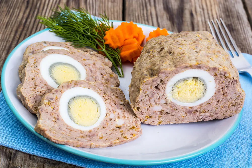Куриное яйцо, запеченное в свином фарше