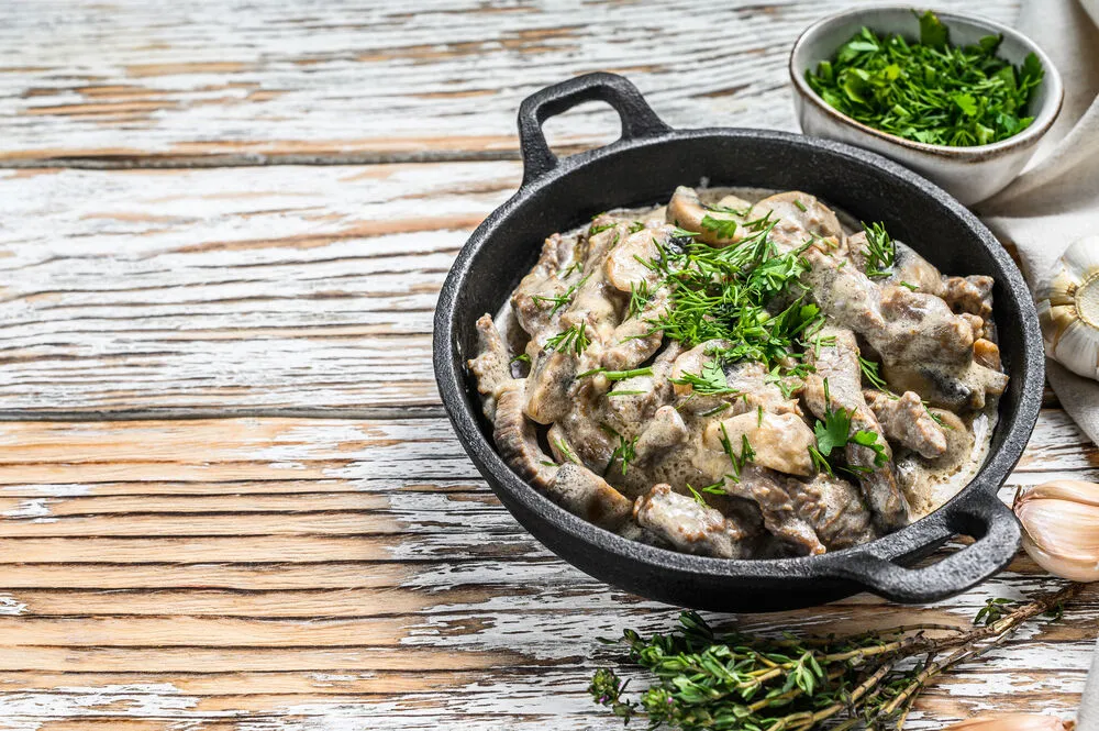 Говядина с шампиньонами и сливками