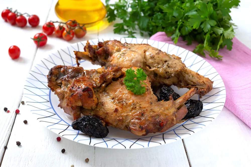 Кролик с черносливом