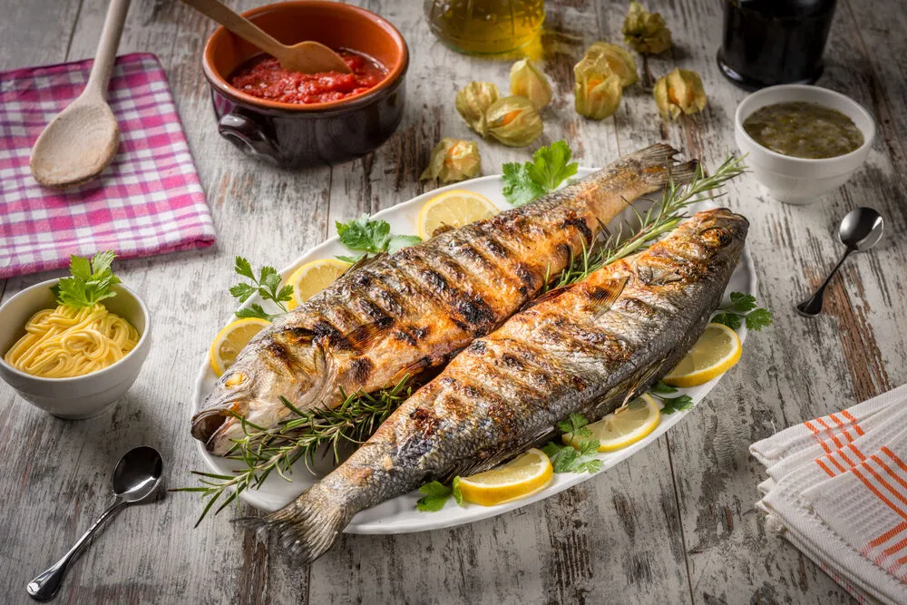 Сибас с чесноком, лимоном и оливковым маслом