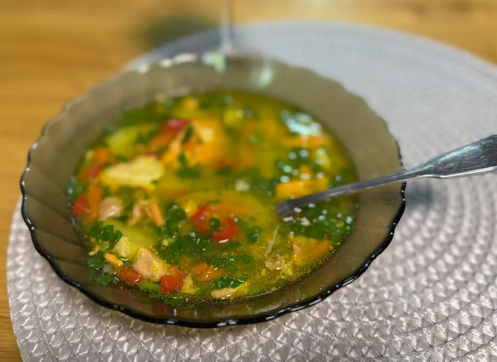 Уха из рыбы с молоками и томатом