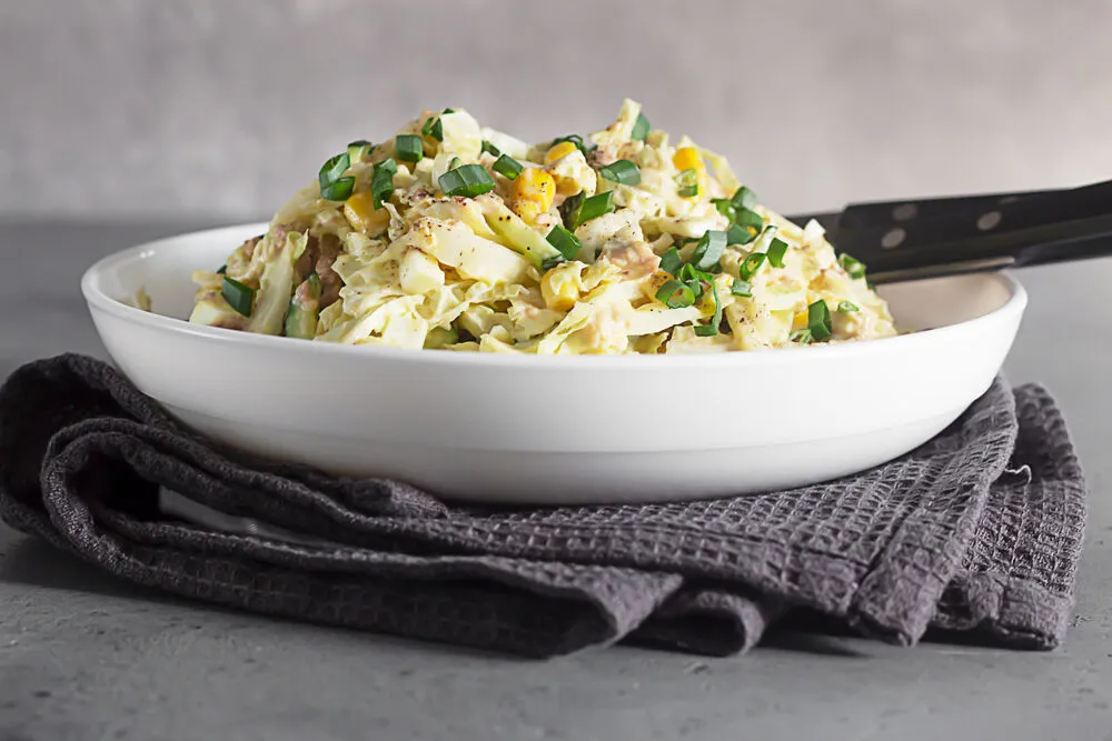 Салат из печени трески и кукурузы