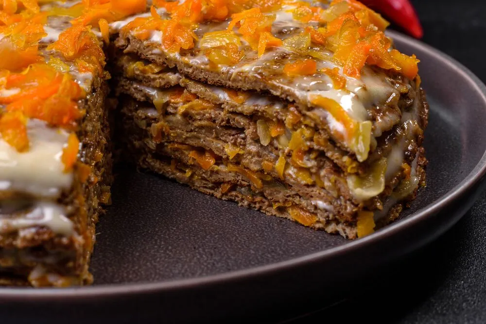 Печеночный торт с морковью и луком
