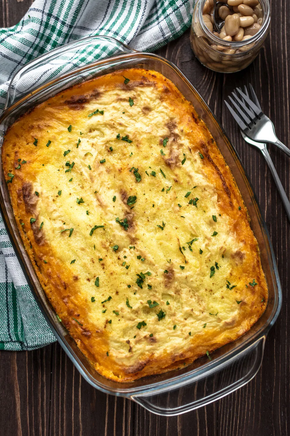 Картофельная запеканка с печенкой, тушеной в белом вине, и орехами