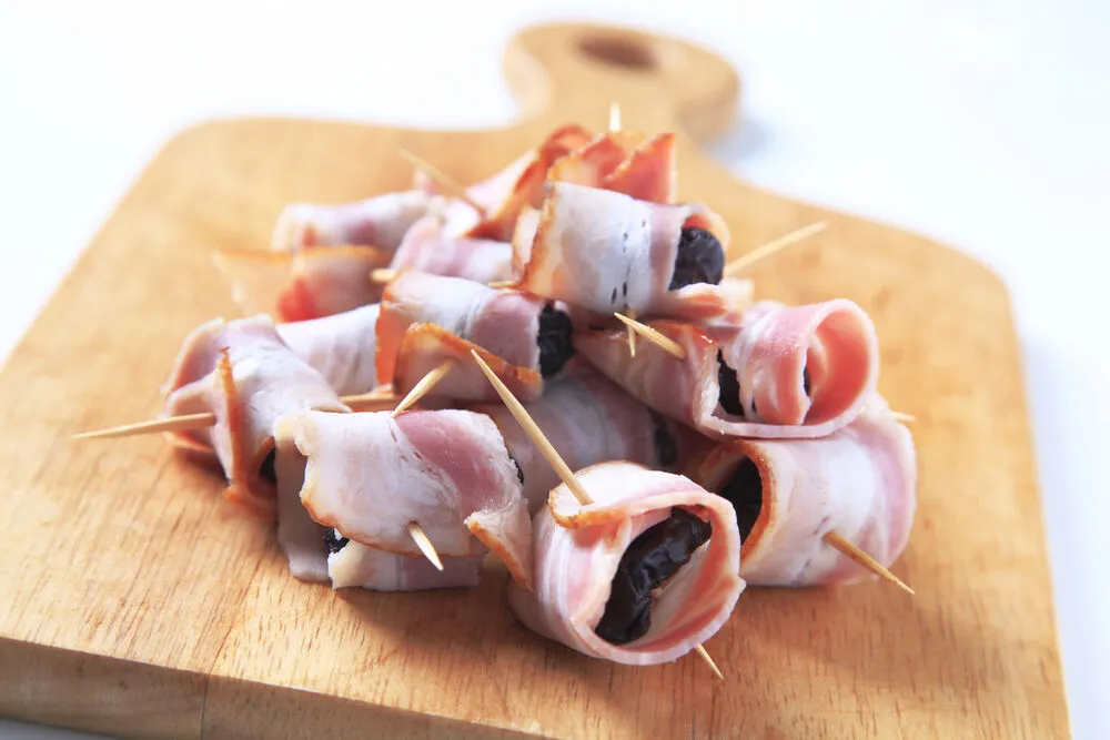Рулетики из бекона с куриной печенью