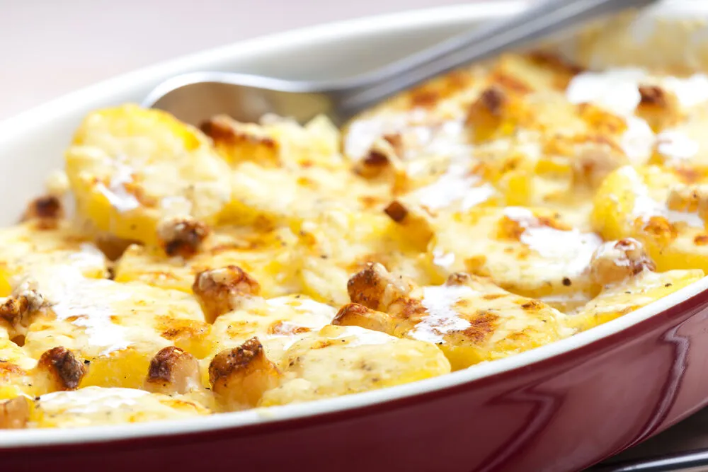 Картофельная запеканка с печенью и изюмом