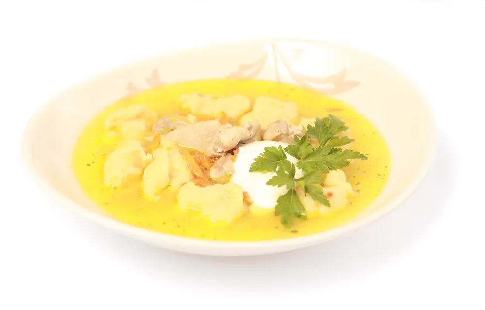 Куриный бульон с манными клецками