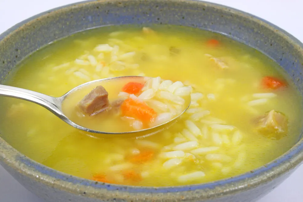 Куриный бульон с рисом и зеленью