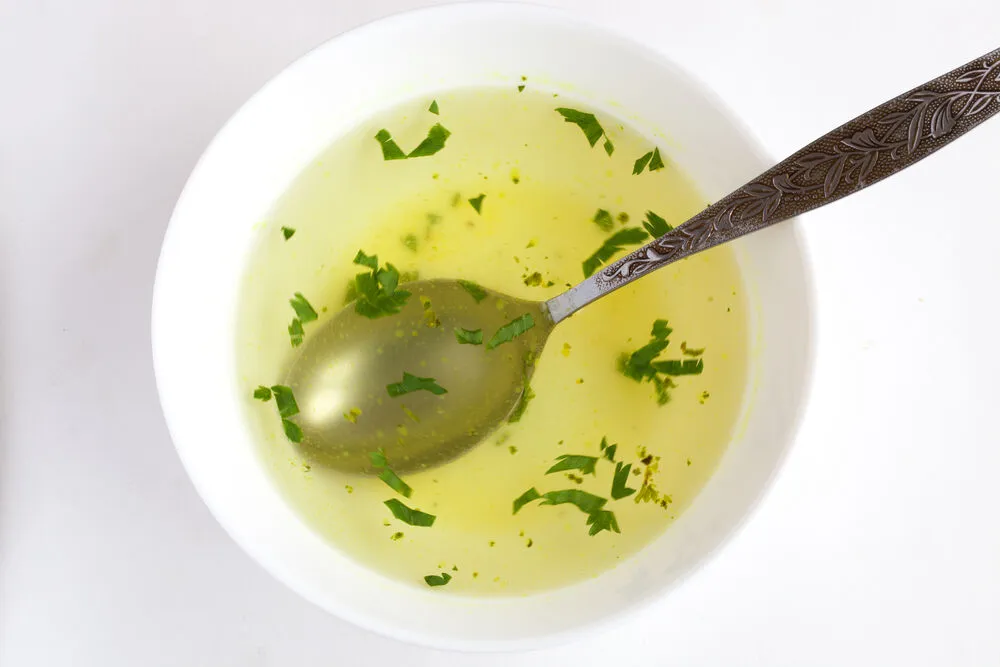 Прозрачный мясной бульон