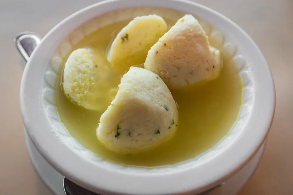 Овощной бульон с манными клецками