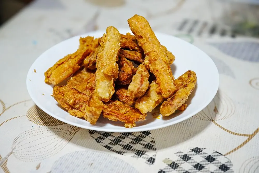 Жареные палочки в кляре из кабачков с чесночным соусом