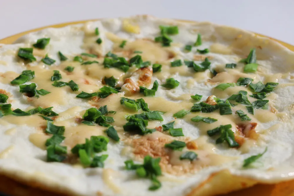 Пироги с творогом, луком и беконом