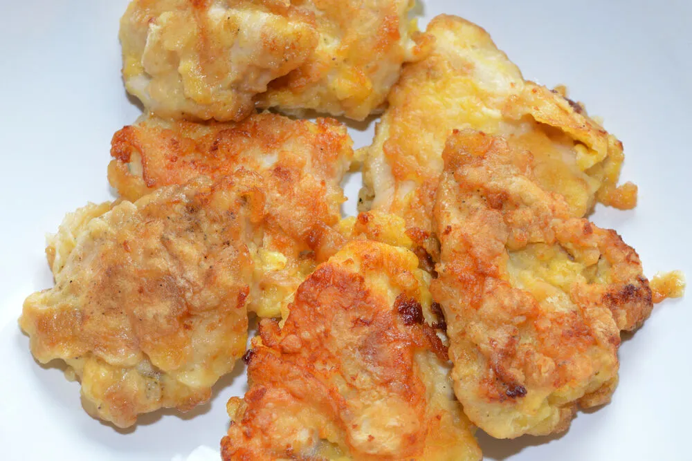 Рыба в кляре из муки, яиц и лимонного сока