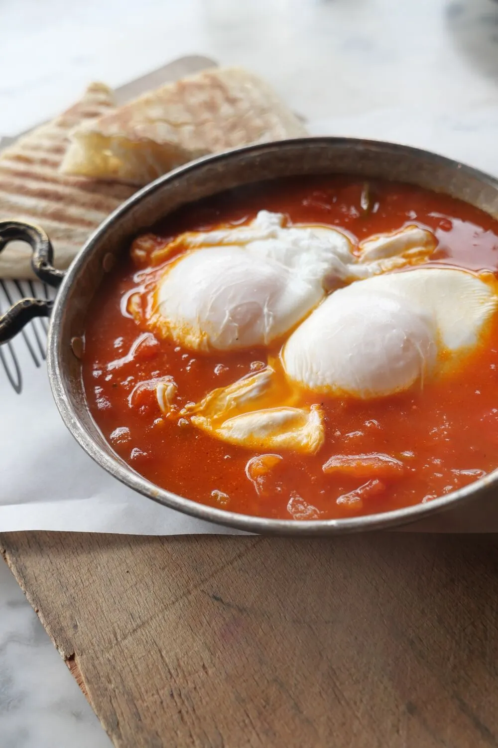 Яйца пашот с томатным соусом и кинзой