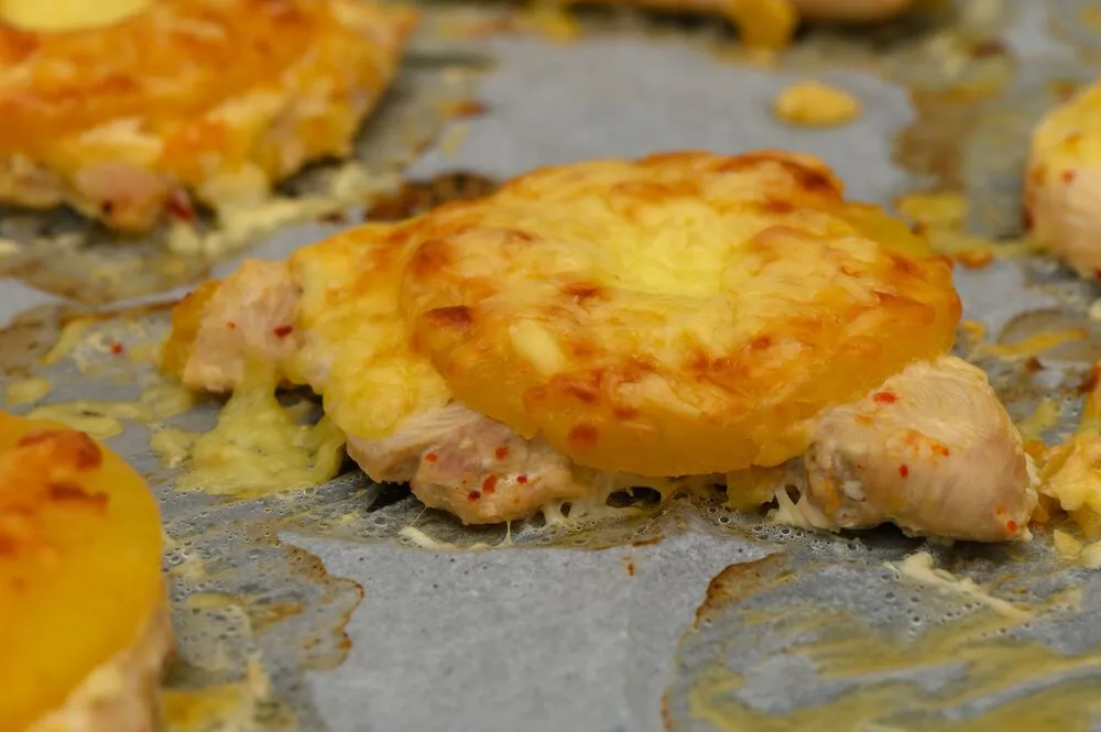 Курица с ананасом и сыром