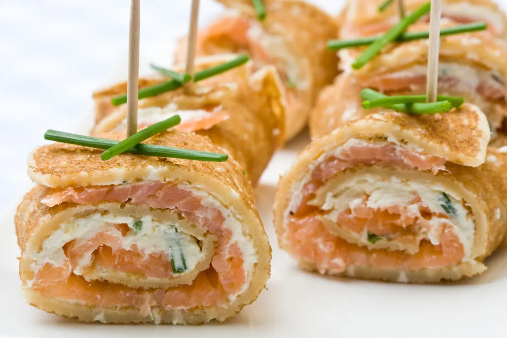 Закуска с красной рыбой и ветчиной