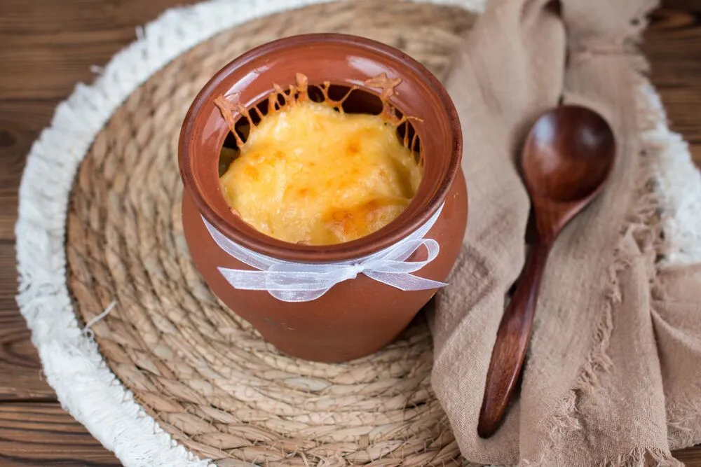 Жаркое из курицы с грибами в горшочках