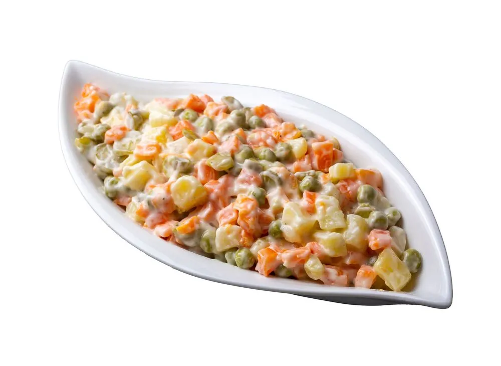 Русский овощной салат с горошком
