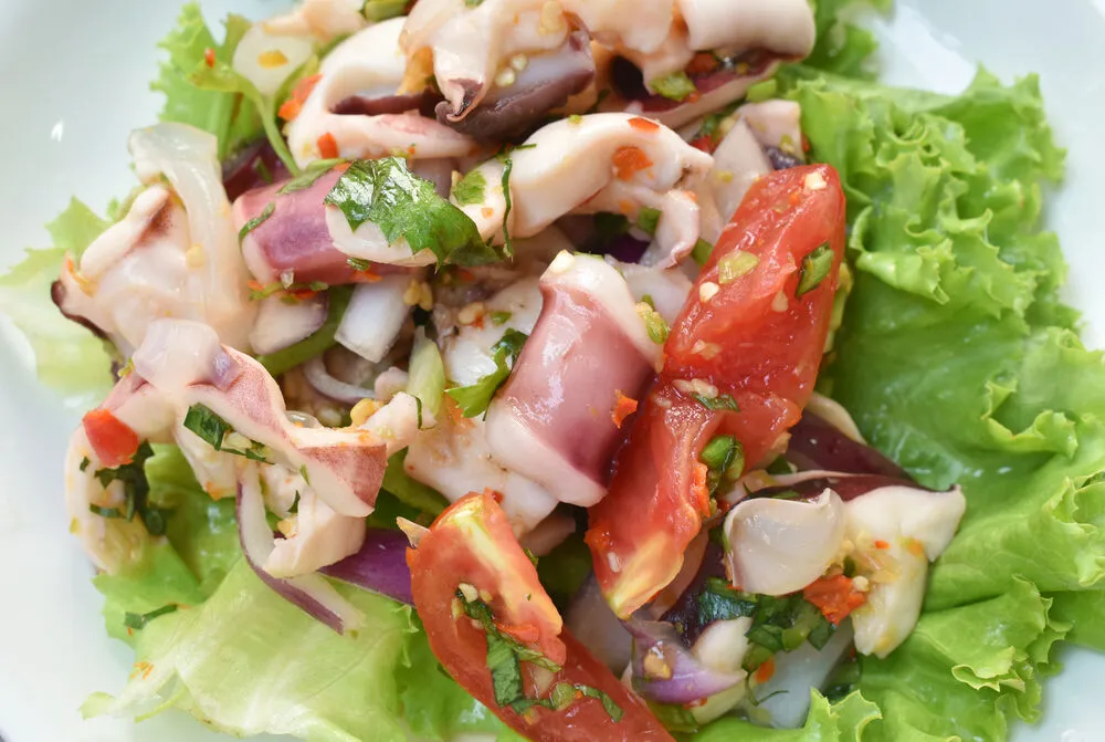 Овощной салат с морепродуктами