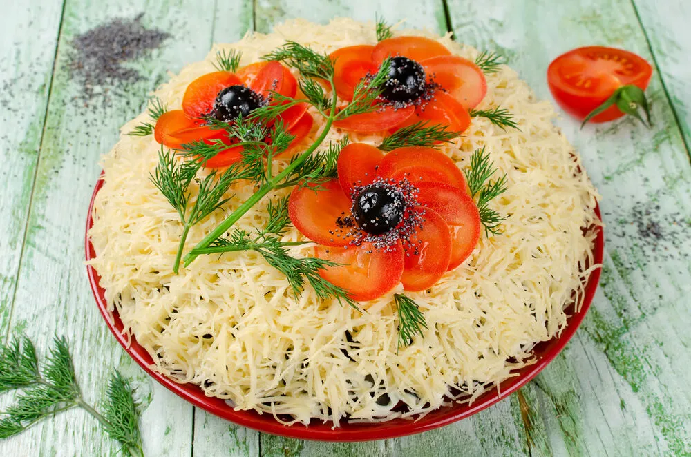 Слоеный куриный салат с грибами