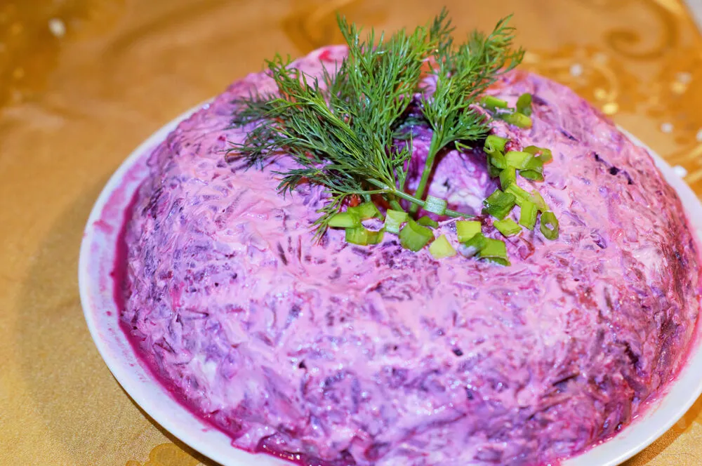Слоеный овощной салат с сыром