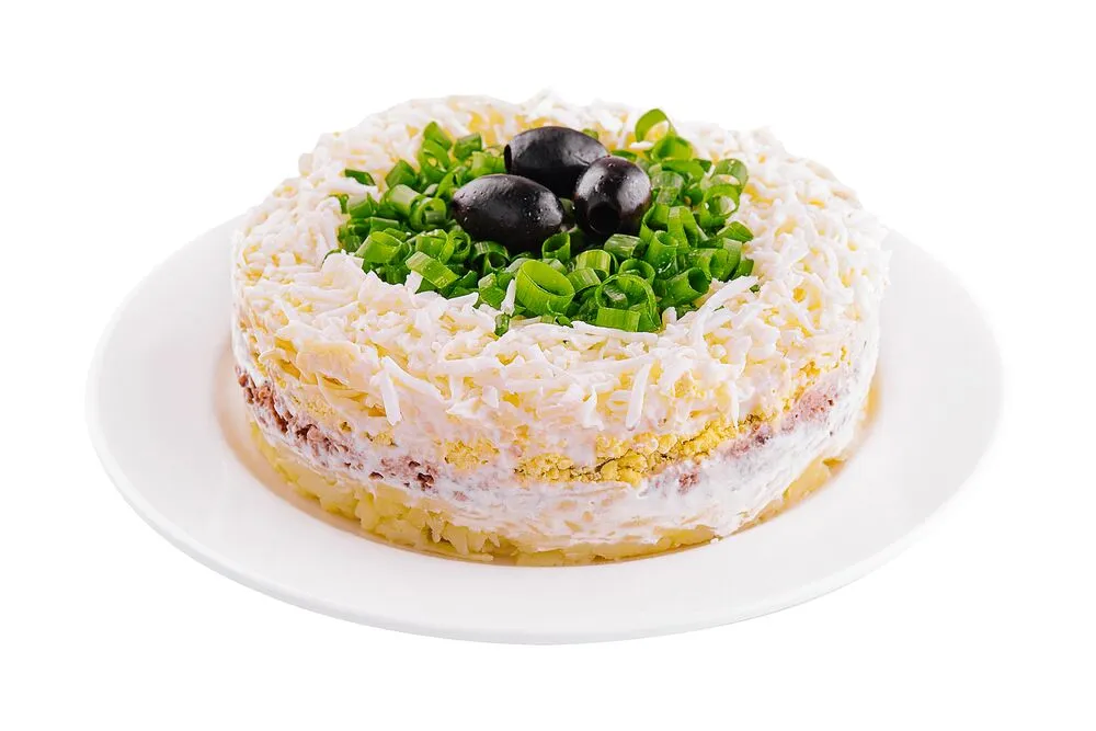 Слоеный салат с тунцом, рисом и луком