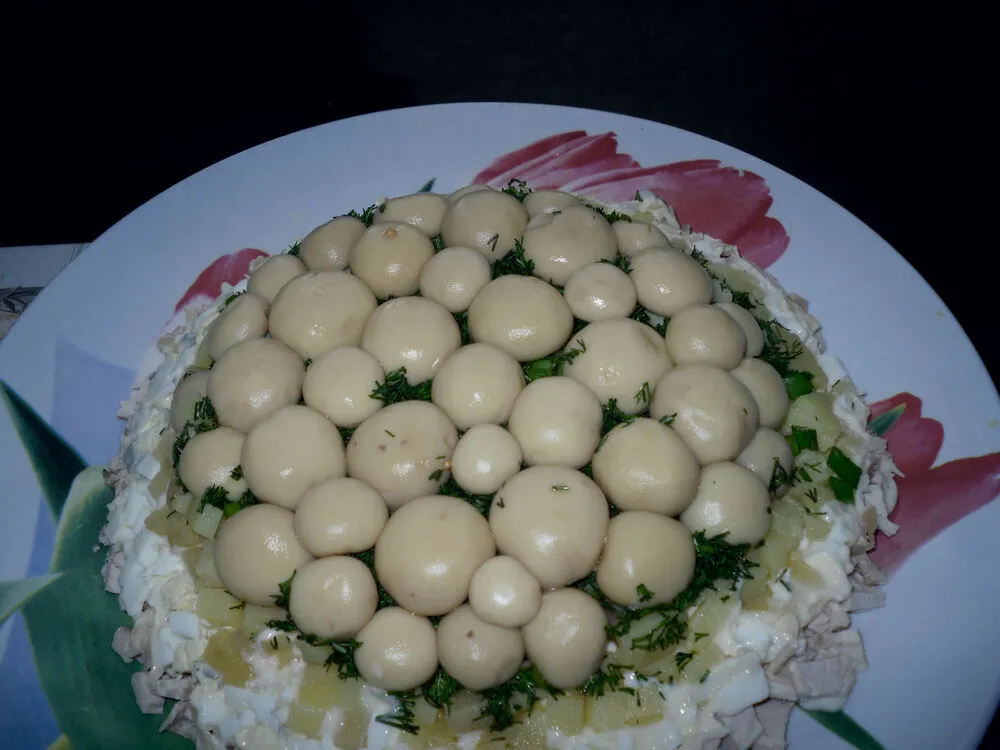 Слоеный грибной салат с курицей и картофелем