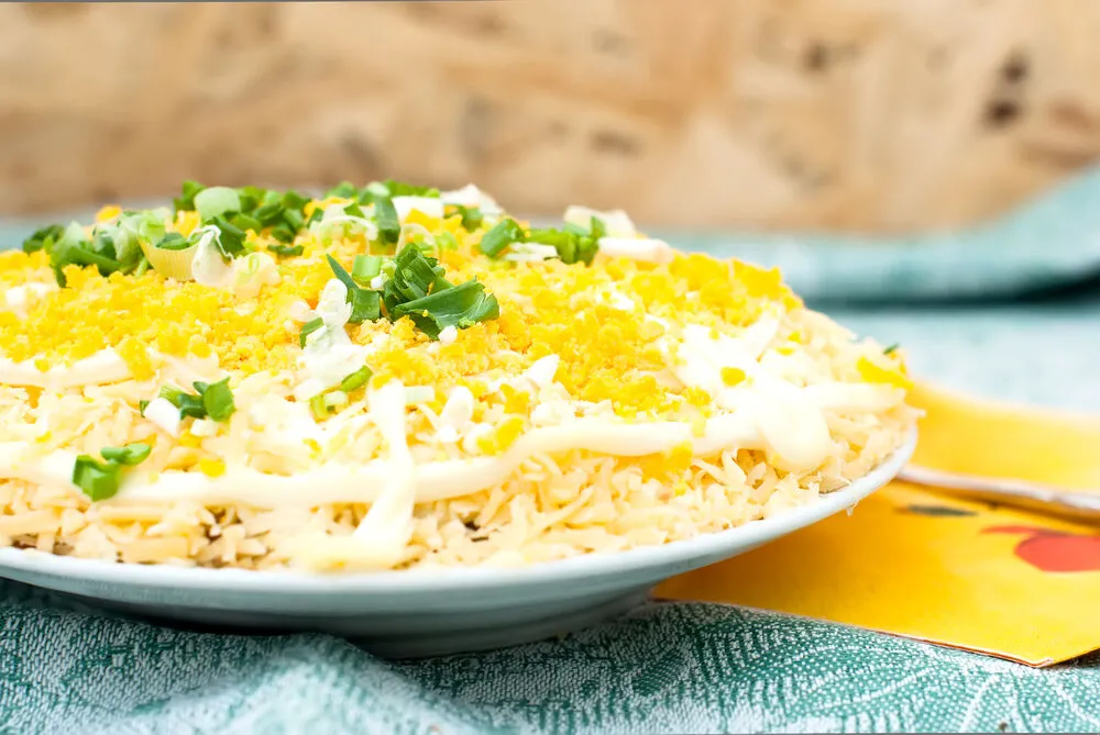 Слоеный салат с печенью, картофелем и сыром