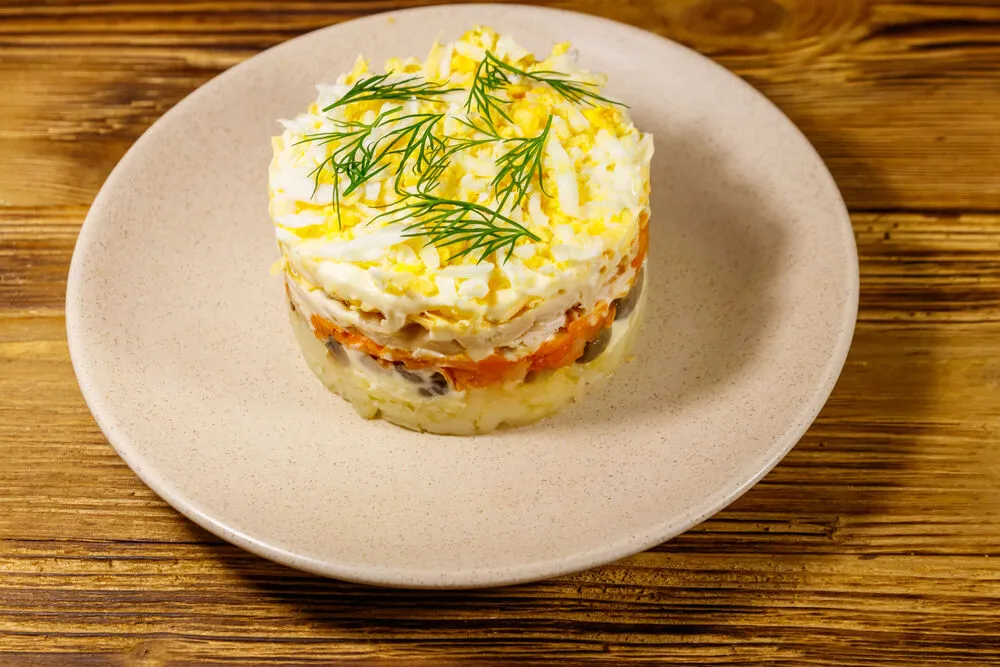 Слоеный салат с курицей и шампиньонами