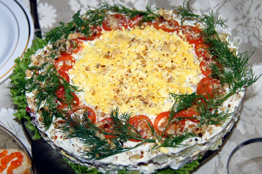 Слоеный салат с мясом и овощами