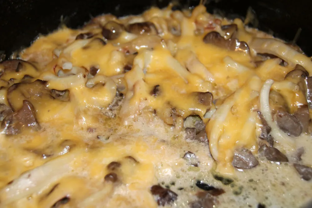 Тушеная курица с грибами и сыром