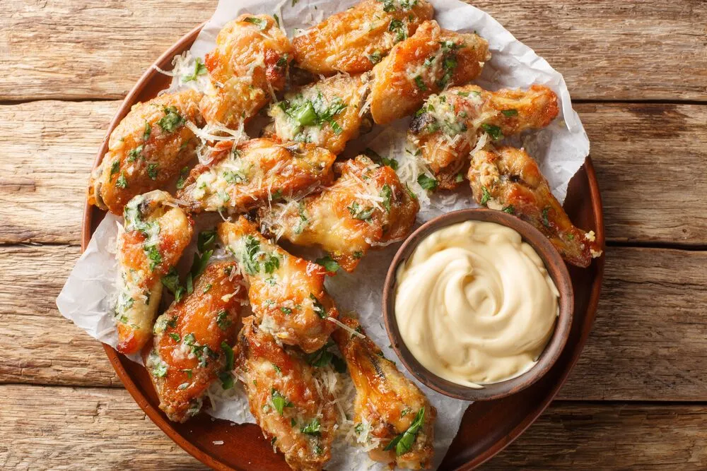 Куриные крылышки с чесноком и пармезаном