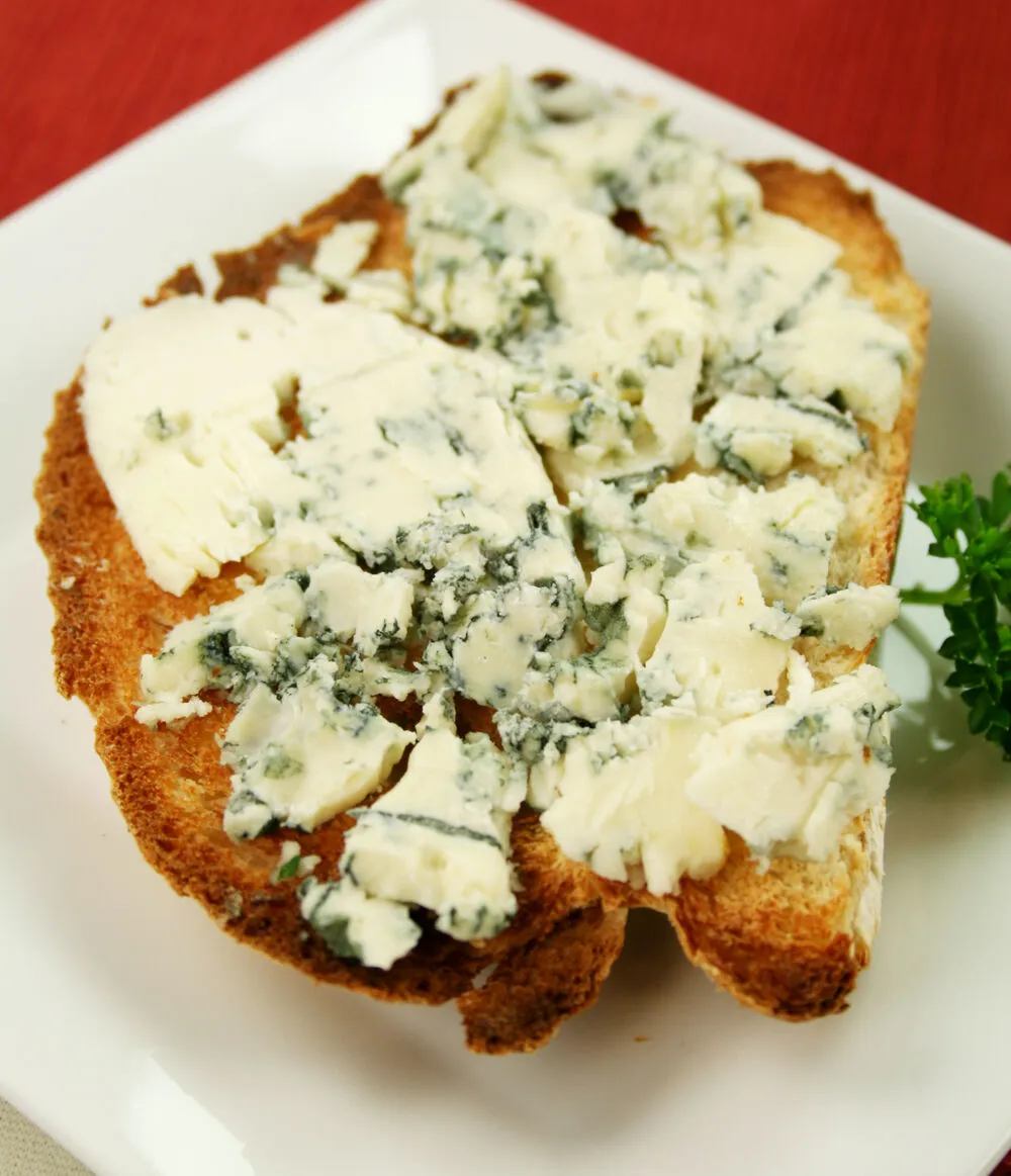 Тосты с пармезаном, голубым сыром и зеленым луком